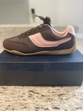 La Sheelah Fashion Sneaker